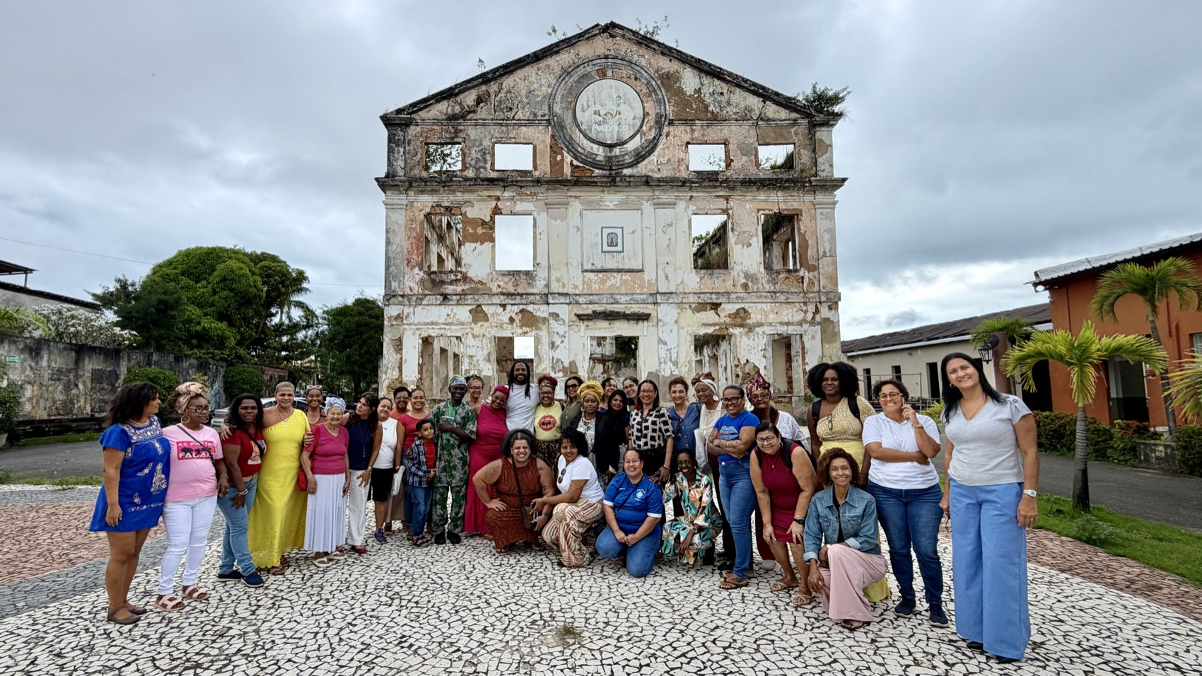 foto de grupo com cerca de trinta e cinco participantes do workshop e denison luz, em frente ao casarão do largo da ribeira